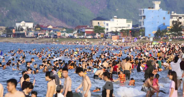 Du khách đổ xô tắm biển Thiên Cầm