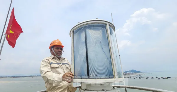 'Mắt thần' nơi cửa biển Hà Tĩnh và chuyện những người canh ánh đèn đêm