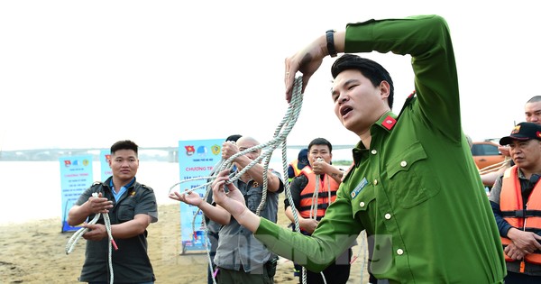 Cảnh sát 'bật mí' kỹ năng thoát hiểm và cứu hộ cứu nạn đường bộ, đường thủy