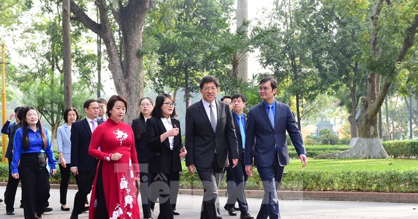Bí thư thứ nhất T.Ư Đoàn Việt Nam và Trung Quốc viếng Chủ tịch Hồ Chí Minh, thăm nhà sàn, ao cá Bác Hồ