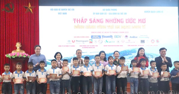 Trao tặng nhiều suất học bổng tới con em cán bộ, chiến sĩ công tác nơi biển đảo