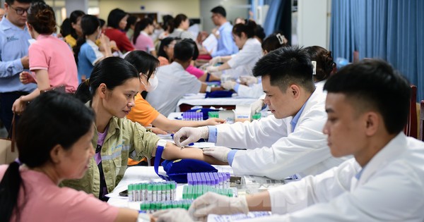 'Chiến binh áo trắng' cùng AI khám sàng lọc, chăm sóc sức khoẻ cộng đồng