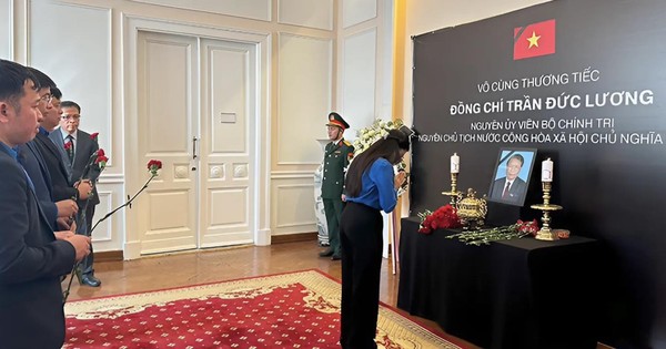 Đoàn công tác Trung ương Đoàn tại Liên bang Nga viếng nguyên Chủ tịch nước Trần Đức Lương