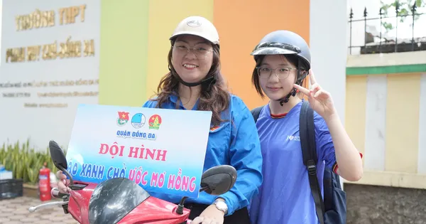 Niềm vui 'ế' khách của xe ôm áo xanh tiếp sức mùa thi