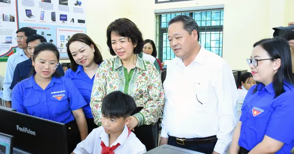 Trao hàng chục máy tính cho học trò vùng cao