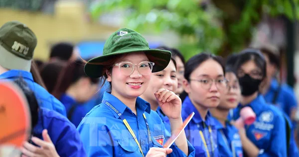 Tiếp sức mùa thi trên ‘con đường đẹp nhất Hà Nội’