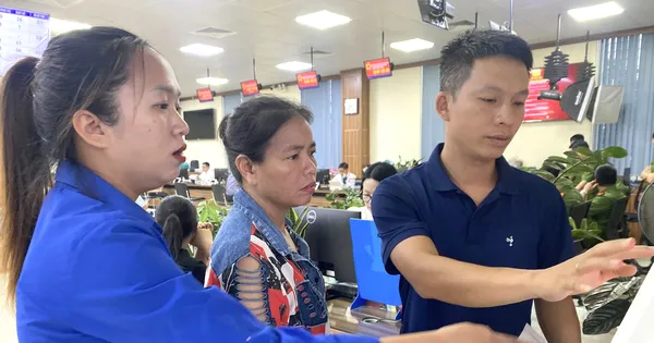 'Áo xanh' khí thế ra quân hỗ trợ người dân thực hiện dịch vụ hành chính công