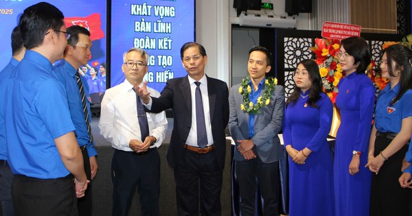Chủ tịch UBND tỉnh Khánh Hòa 'gỡ rối' cho thanh niên về việc làm, chuyển đổi số
