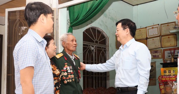 Phó Thủ tướng Mai Văn Chính thăm Anh hùng Lực lượng vũ trang nhân dân Bo Bo Tới