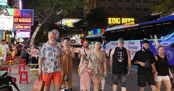 Phố 'Tây' Nha Trang sôi động trở lại nhờ khách Nga