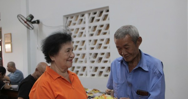 8 năm 'giữ lửa' bếp ăn từ thiện nơi cửa chùa