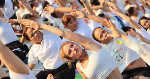 Hơn 1.000 người đồng diễn yoga bên bờ biển Nha Trang