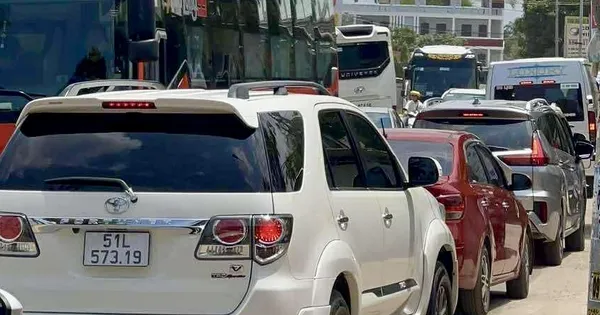 Mũi Né ùn tắc khi du khách đổ xô đi biển Lâm Đồng