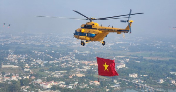 Trực thăng tập luyện kéo cờ Tổ quốc, cờ Đảng chào mừng 50 năm ngày thống nhất