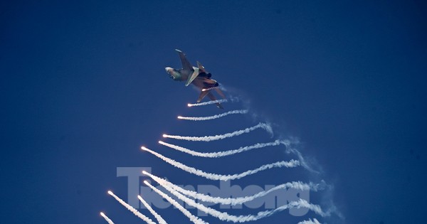 Xem tiêm kích Su-30MK2, Yak-130, trực thăng Mi trình diễn trong đại lễ 30/4