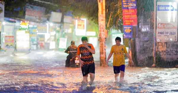Đường vùng ven ở TPHCM thành sông sau mưa lớn kéo dài