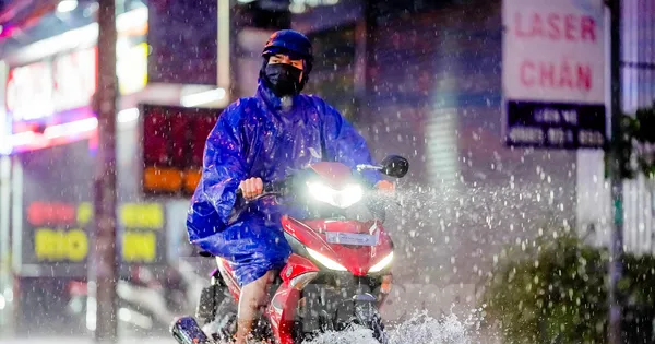TPHCM tiếp tục mưa dông vào cuối tuần, đề phòng lốc xoáy