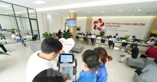 Đến phường, được robot mời nước, kẹo và đưa đi làm thủ tục