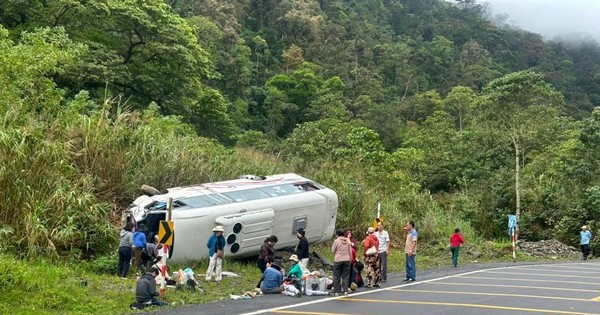 Xe chở 25 người lật nhào trên đèo nối Nha Trang - Đà Lạt