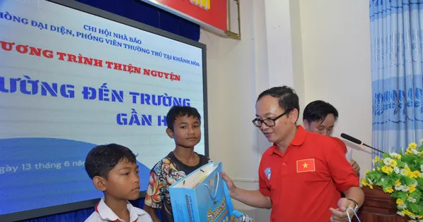 Tặng xe đạp cho học sinh miền núi