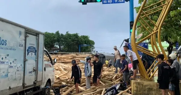 Xe chở gỗ keo bị lật trên Quốc lộ 1, đè 1 người tử vong