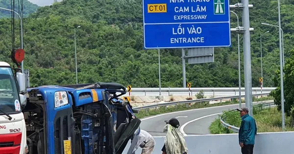 Xe tải bị lật tại lối rẽ cao tốc Nha Trang - Cam Lâm, tài xế và phụ xe tử vong