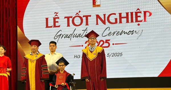 Nam sinh 10 năm cõng bạn đến trường giờ lại cõng bạn lên nhận bằng tốt nghiệp đại học loại giỏi