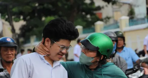 Sỹ tử, thầy chùa, chiến sỹ... những khoảnh khắc lặng người trong mùa thi tốt nghiệp