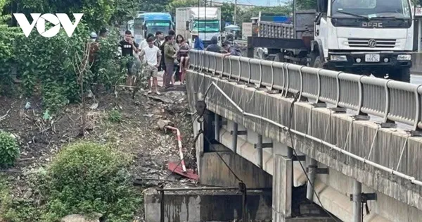 4 người thoát nạn khi xe ô tô lao xuống sông