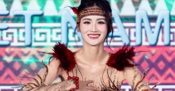 Khán giả bình luận tiết mục múa của Ý Nhi
