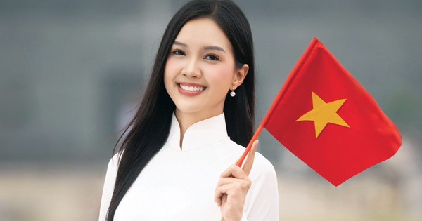 Thí sinh Hoa hậu Việt Nam mặc áo dài trắng hòa cùng không khí đại lễ