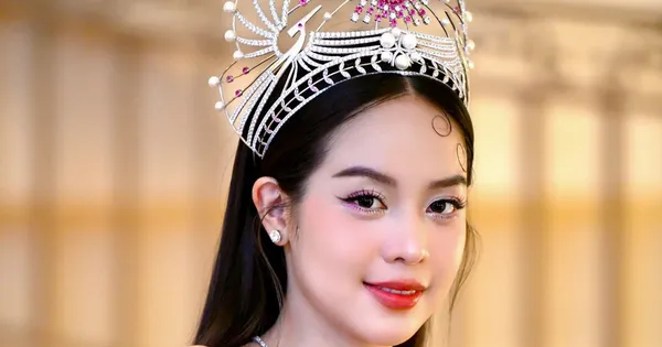 Thanh Thủy trước khi trao lại vương miện
