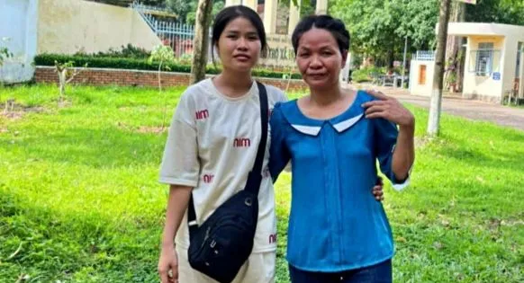 Đeo bảng đi tìm mẹ suốt 3 tháng giữa TPHCM, cô gái 18 tuổi vỡ òa khi đoàn tụ