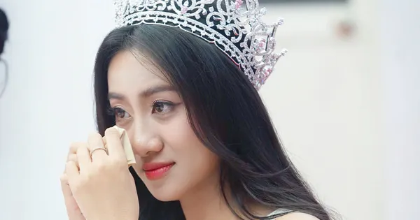 7 phút căng thẳng để chọn hoa hậu