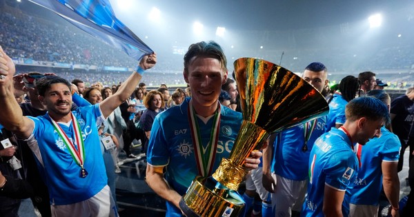 Trong khi MU trắng tay, những người bị họ ruồng bỏ giúp Napoli đoạt scudetto