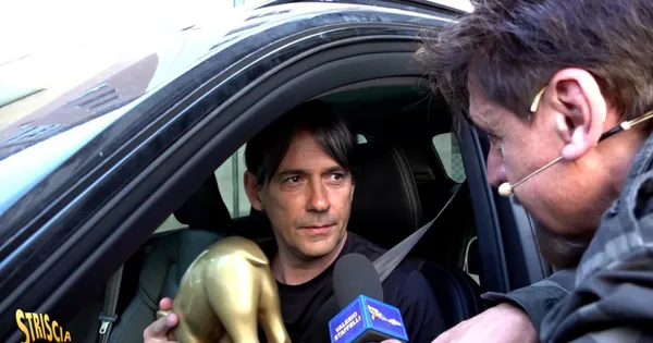 Trở về nhà, HLV Simone Inzaghi bị hạ nhục bằng giải 'Lợn vòi Vàng'