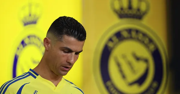 Al Nassr hỗn loạn, tương lai Ronaldo bất định