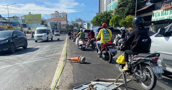 Người dân xô ngã rào chắn, tùy tiện vào đường 4.800 tỷ đồng để né kẹt xe