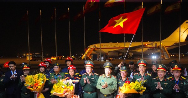 Lực lượng cứu hộ của Quân đội và Công an sang giúp Myanmar trở về nước
