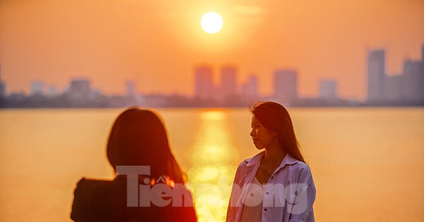 Người Hà Nội đạp vịt, săn hoàng hôn đỏ rực trong dịp lễ