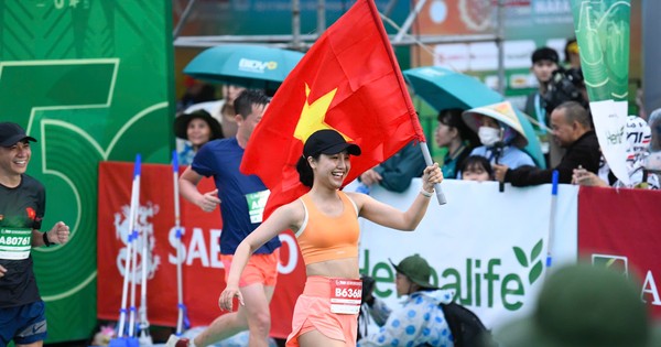 Tinh thần 'vượt nắng thắng mưa' trên đường chạy Tiền Phong Marathon