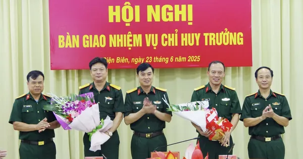 Bàn giao nhiệm vụ Chỉ huy trưởng Bộ CHQS tỉnh Điện Biên