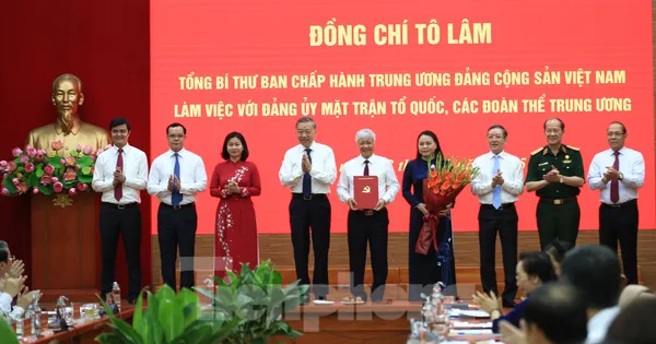 Tổng Bí thư Tô Lâm trao quyết định về chức năng, nhiệm vụ, tổ chức bộ máy Cơ quan Ủy ban T.Ư MTTQ Việt Nam