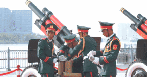 Hàng ngàn người dân TPHCM phấn khích chứng kiến bắn đại bác tại bến Bạch Đằng