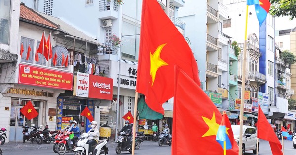 Đường phố TPHCM rực rỡ cờ hoa chào mừng đại lễ 30/4