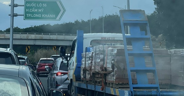 Từ chiều 3/5, cao tốc Phan Thiết-Dầu Giây, TPHCM-Long Thành-Dầu Giây quá tải nghiêm trọng