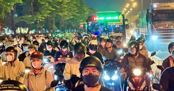 TP Thủ Đức: Ngã tư Bình Thái ken đặc xe máy, ô tô, người đi đường 'nghẹt thở'