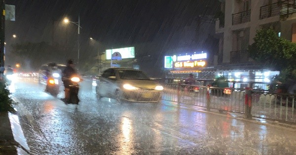 TPHCM mưa lớn kèm gió giật rất mạnh, có nơi cúp điện