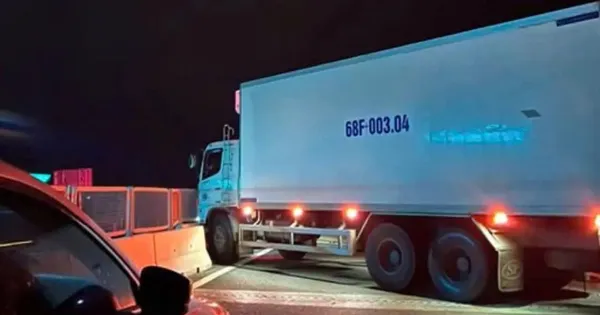 Cao tốc tê liệt nhiều giờ, nhóm người xuống đường bật loa nhảy múa và hát karaoke