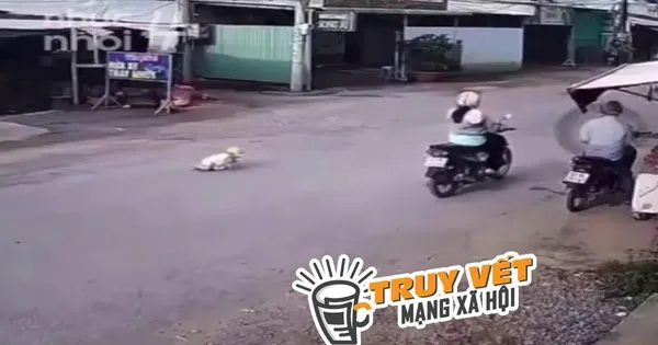 Phẫn nộ cảnh mẹ bỏ con 18 tháng tuổi giữa đường đông xe cộ